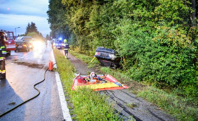 Der Pkw kam von der Straße ab, überschlug sich und blieb auf dem Dach liegen.