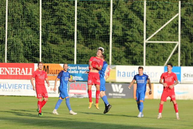 Vorderweißenbachs Kicker, hier im Test gegen Bad Leonfelden, peilen heuer in der Bezirksliga Nord den Ligaverbleib an. | Foto: Reischl