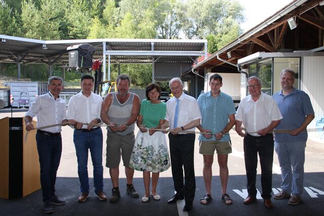 LAbg. Franz Fartek, 2. Vbgm. Werner Jogl, Mitarbeiter Michael Hackl, Bgm. Christine Siegel, LR Hans Seitinger, Mitarbeiter Stefan Gollmann, GR Eduard Fasching und 1. Vbgm. Michael Karl bei der Eröffnung des Ressourcenparks.