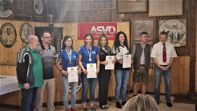 Landesmeisterin Ines Zeiringer (WSV Jagerberg, 4.v.l.) mit Schützenkolleginnen der Damenklasse