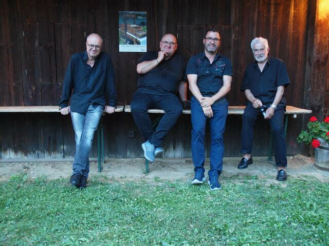 Frank Hoffmann (rechts) las Texte zum Thema Jazz, das Trio von Martin Gasselsberger lieferte den passenden Sound dazu. | Foto: Güssinger Kultursommer