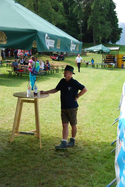 Nach 3G-Check und Registrierung wurde beim Eingang aufs Festgelände sicherheitshalber innerlich desinfiziert.  | Foto: Tamara Himsl