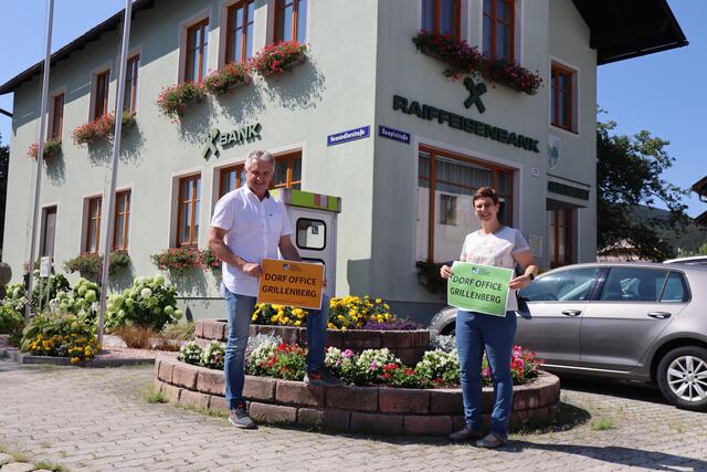 Bürgermeisterin Michaela Schneidhofer und Vize Hubert Karl vor dem Amtsgebäude in Grillenberg