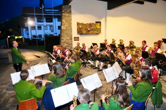 Kapellmeister Hannes Nagiller und die MusikantInnen spielten das Gewitter in die Flucht! | Foto: Hassl