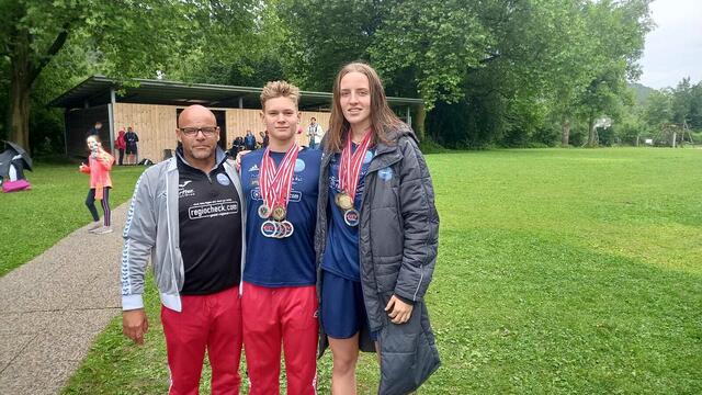 Die Medaillengewinner Mark Horvath und Marijana Jelic mit Trainer Alexandre Deblaise.