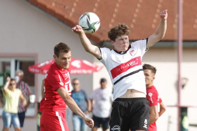 Der Katsdorfer Tobias Strasser stemmt sich gegen das starke Team aus St. Florian.