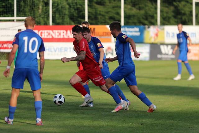 Vorderweißenbachs Kicker, hier im Test gegen Bad Leonfelden, peilen heuer in der Bezirksliga Nord den Ligaverbleib an. | Foto: Reischl