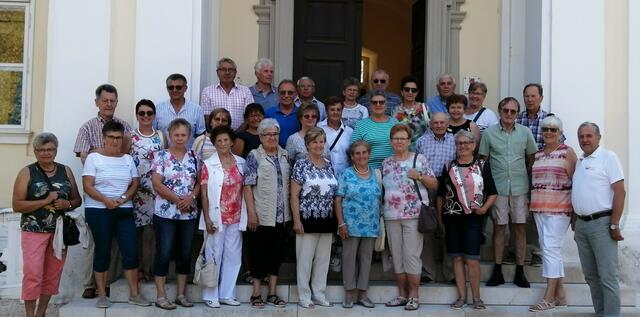Die Gruppe vor dem Schloss Wilfersdorf mit Herrn Hans Huysza der uns durch das Schloss Wilfersdorf führte.