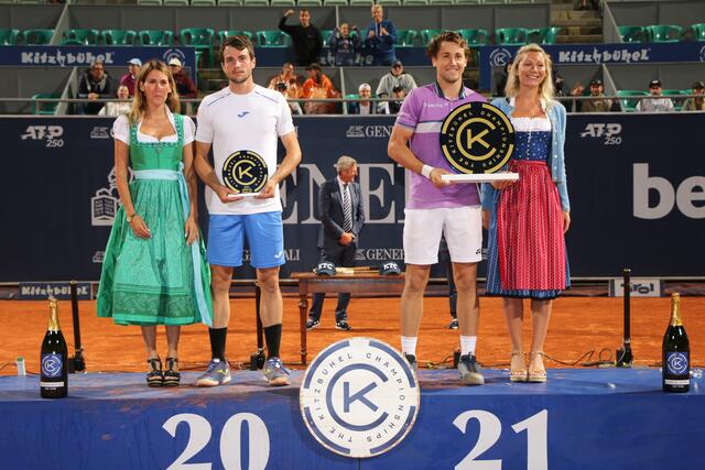 Sieger Casper Ruud (mit Langzeitfreundin Maria Galligani) und Finalgegner Pedro Martinez mit Freundin