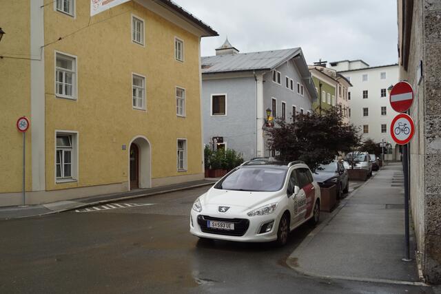 Beidseitig ist ein Fahrverbotsschild angebracht.