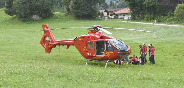 Die Frau wurde  NAH Heli 4 übernommen und in das LKH  Innsbruck geflogen. | Foto: Foto: Zoom-Tirol