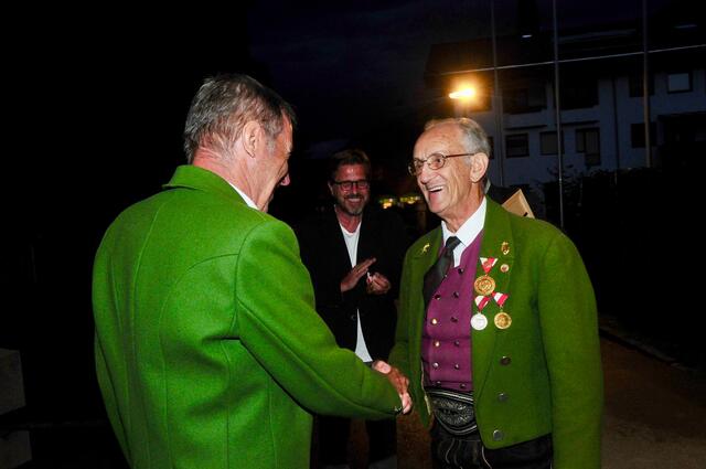 Herzliche Gratulation von Obmann Adi Schiener und Bgm. Christian Abenthung für Alois Zeisler. | Foto: Hassl