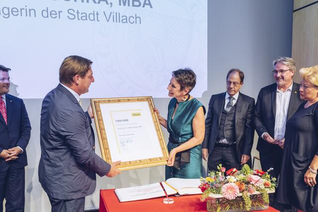Bürgermeister Albel überreichte Sabine Herlitschka die Urkunde.
