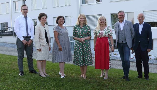 Hubert Berndorfer, Bgm. Nicole Leitenmüller, LR Birgit Gerstorfer, LH-Stv. Christine Haberlander, SHV-Obfrau Wilbirg Mitterlehner, stv. RK-Landesgeschäftsleiter Thomas Märzinger, Bgm. a.D. Herbert Kumpfmüller (v.l.) 