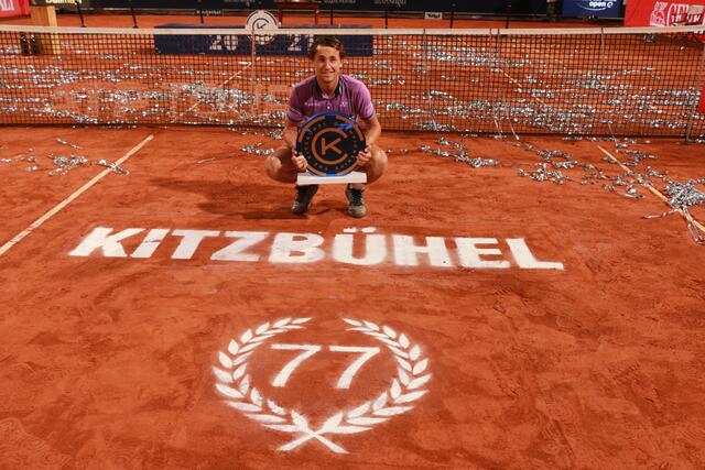 Nach echtem folgte zu Mitternacht künstlicher Konfettibänder-Regen für Sieger Casper Ruud
