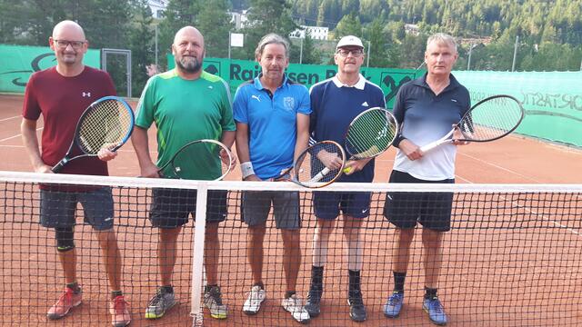 OSK Kötschach Sektionlseiter Gregor Obernosterer (ganz rechts) und seine Herren 45 Teamkollegen Hannes Hörmann, Wolfgang Trutschnig, Klaus Thurner, Manfred Lackner (v. l.) wollen Freitag TC Gailtal noch besiegen.