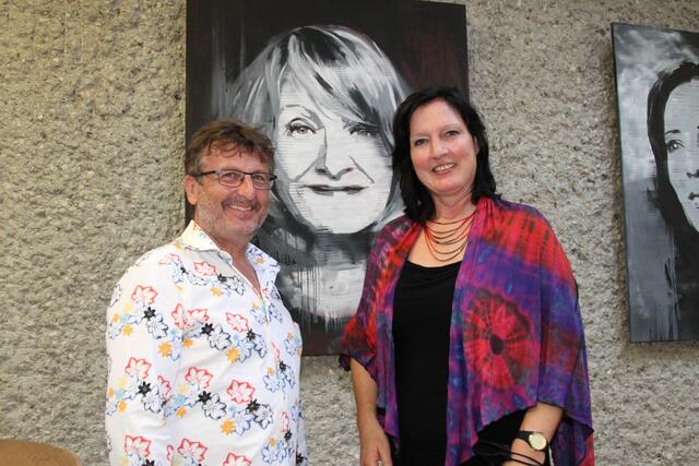 Künstlerin Christiane Pott mit Bachschmiede-Geschäftsführer Bernhard Robotka vor dem Porträt von Alice Schwarzer.