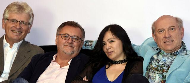 Gerhard Blaboll, Kuno Trientbacher, Yuko Mitani, Walter Schirato beim Heurigen Herrmann in Wien Ottakring