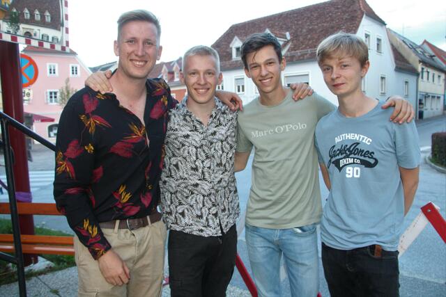 Am Hauptplatz in Weiz spielten Brofaction mit ihrer Band ein Konzert.