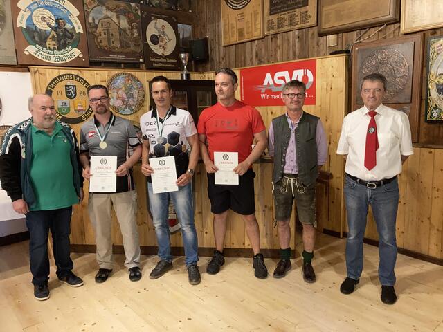 Die Siegermannschaft des SC Voitsberg beim Wettkampf auf die Große Scheibe am 31.07.2021:
Landesmeister Richard Pail (2.v.l.)
Werner Ehmann (3.v.l.)
Christian Hirz (4.v.l.)
 | Foto: Uwe Thien