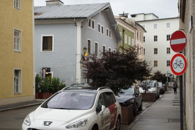 Trotz drei Verkehrszeichen wird gegen die Einbahn gefahren.