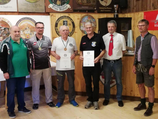 Senioren 3 Bronzemedaillengewinner August Ehrengroß (PSV Graz, 3.v.l.) und Alfred Edlinger / Platz 4 (Kapfenberger SV, 4.v.l.)