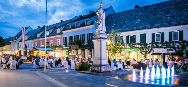 Am 7. August 2021 wird am Stainzer Rathausplatz wieder die Augustini Weintafel gedeckt.