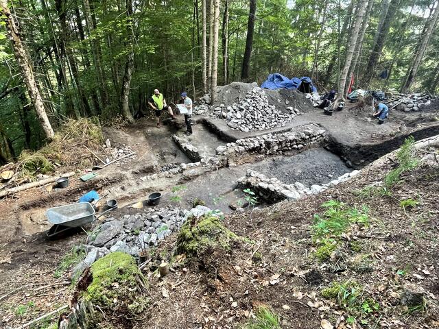 Das Team, das am Burgbichl forscht, setzt sich aus insgesamt 23 Student:innen und den Hauptverantwortlichen zusammen. | Foto: Foto: RMK