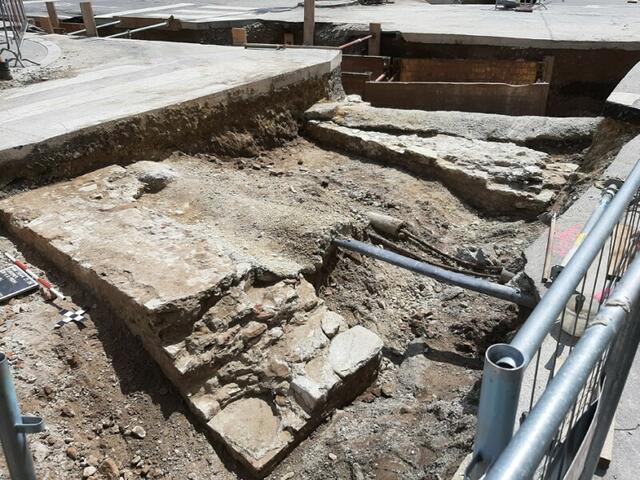 Die Brückenpfeiler des Linzer Tores wurden sichtbar.