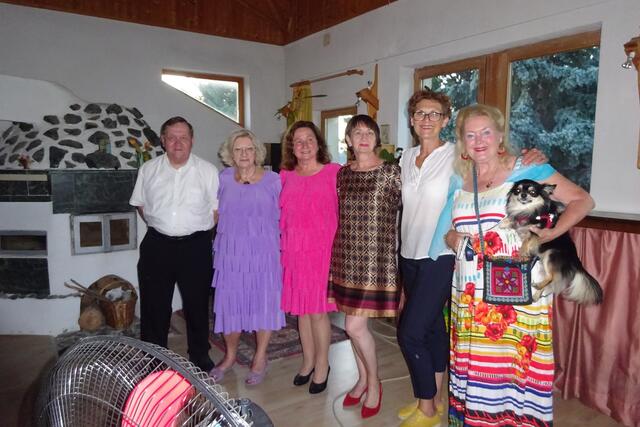 Erwin Matl (Leiter der Autorenrunde), Gertrud Hauck (Moderatorin), Ljubica Perkman (Deutschland), Judita Kaššovicová und Ildikó Hushegyi (beide Slowakei) und Dr. Helene Levar (Intendantin der Wolfsthaler Sommerspiele
