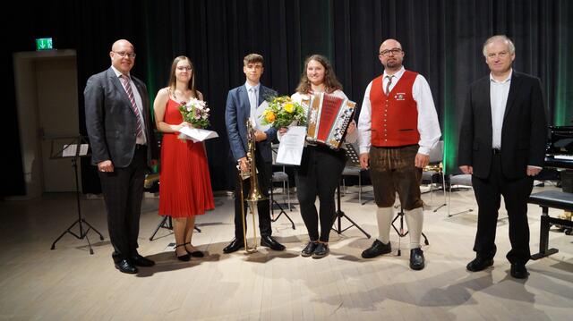 Musikschuldirektor Alfred Ornig (l.), Bezirksobmann-Stv. Wolfgang Palz (2.v.r.) und Gerhard Ranftl (r.) gratulierten Julia Fröhlich, Matthias Aichelsreiter und Cornelia Grah (v.l.). | Foto: Musikschule Bad Radkersburg