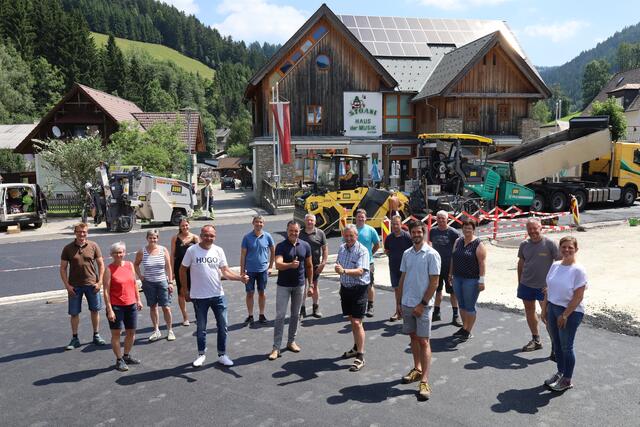Die groß angelegten Hochwasserschutz-Arbeiten im Dorf sind endlich fertig – das freut Bewohner wie auch Gemeindemitarbeiter.