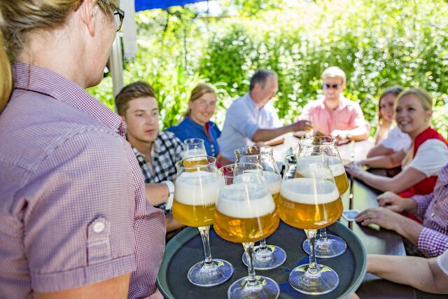 Beim Rieder Bierbummel warten auf die Gäste Geschichtliches, amüsante Anekdoten und Innviertler Köstlichkeiten.