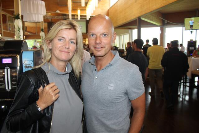 Alexandra Stepar von der Firma Herwa und Mario Hobel von Porsche Wolfsberg