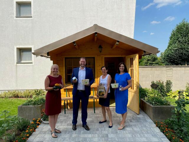 Landtagsabgeordnete Julia Wagentristl, ÖVP-Bezirksparteiobmann Christian Sagartz, Andrea Tobler und Landtagsabgeordnete Melanie Eckhardt vor dem neuen Hofladen in Draßburg.