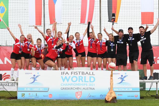 Das Faustball-Frauen-Nationalteam mit Annika Huber aus Seekirchen (2. v. l.) freut sich über den Gewinn der Silbermedaille bei der Weltmeisterschaft in Grieskirchen.