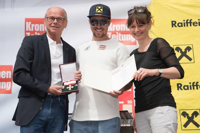 Im Bild überreichen Landeshauptmannstellvertreter Christian Stöckl und Landesrätin Martina Berthold die Landesauszeichnung. | Foto: Franz Neumayr