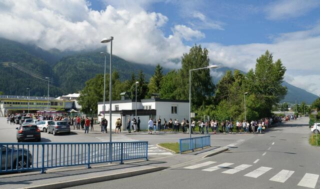 Das Impfzentrum im Sportzentrum Telfs an seinen "besten Tagen": Eine lange Schlange an Impf-Willigen stand vom Sportzentrum-Eingang bis zum Parkplatz des BORG Telfs.