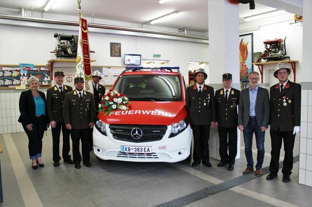 Fahrzeugweihe der FFW Kössen, mit Gemeinde und Bezirks Feuerwehrkommando.