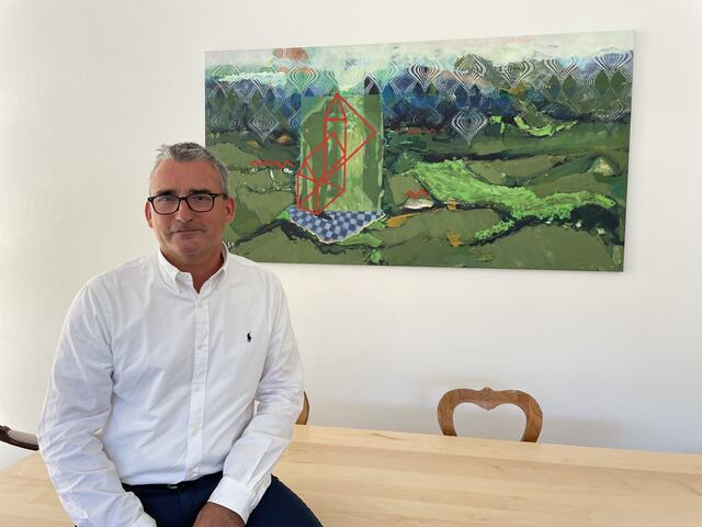 Bürgermeister Hans-Jörg Haslauer ist auch Antiquitätenhändler und ein Kunstfreund: Im Amtsraum hängt ein Gemälde von Csaba Füryesi.  | Foto: Thomas Fuchs