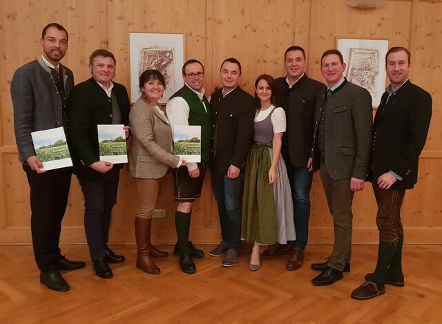 Bereits im letzten Jahr überreichte der Ausseer Kreis sein neues Positionspapier an die steirische Landtagspräsidentin Manuela Khom (3.v.l.).