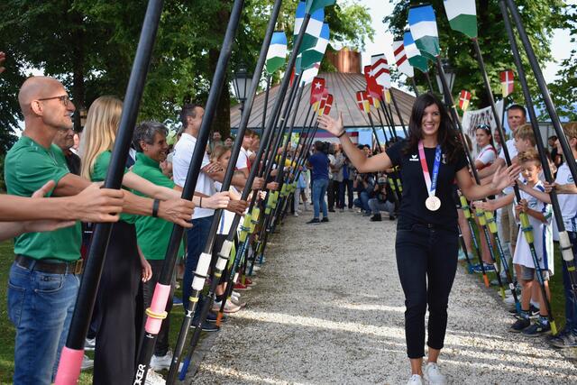 Ruderin Magdalena Lobnig mit ihrer Bronzemedaille von den Olympischen Spielen 2021 in Tokio: Im Bürgerlustpark wurde die Völkermarkterin würdig empfangen und gefeiert.