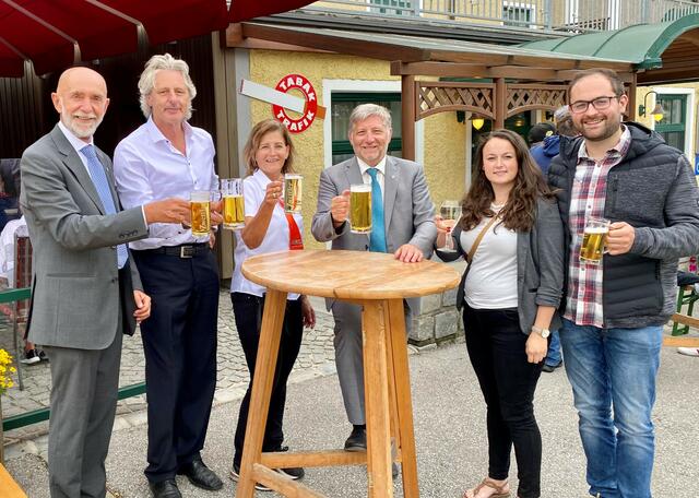 (v.l.n.r.:) Bürgermeister Josef Schaden, Robert Reuberger, Roswitha Schaden, Vizebürgermeister Günther Prinz, Anna Haghofer, Christopher Edelmaier