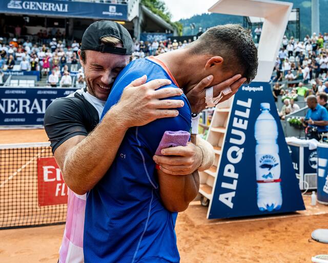 Fassungslose Sieger: Lucas Miedler herzt Alex Erler. | Foto: A. Scheuber