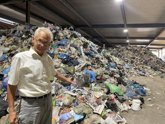 Helmut Prade, Umwelt- und Abfallberater beim Abfallwirtschaftsverband Mürzverband, vor dem Restmüll des Bezirks von einer Woche.  | Foto: Koidl