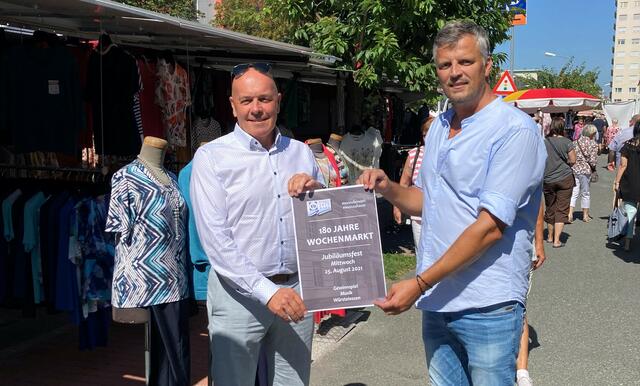 Bgm. Georg Rosner und Marktsprecher Walter Rathmanner laden am 25. August zum Jubiläum "180 Jahre Wochenmarkt" ein.