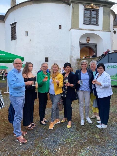 Werner Gradwohl, Rebecca Herz, Andrea Pfneisl, Marianne Hackl, Karin Kirisits, Anna Frühwirt und Gabi Hafner im Burggraben