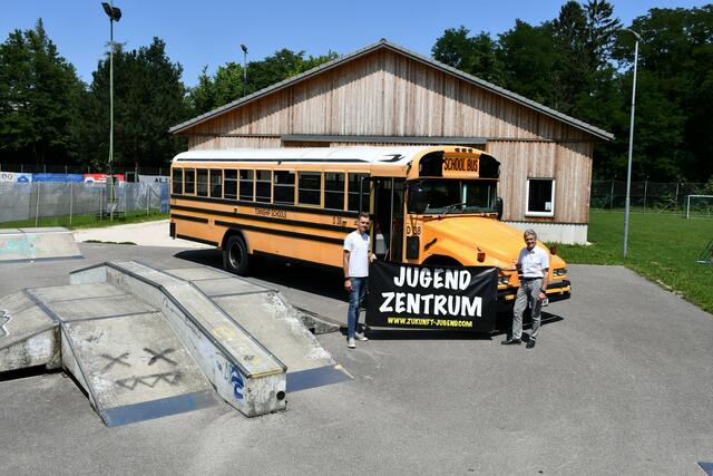 Das mobile Jugendzentrum kommt nun regelmäßig nach Kremsmünster; Zukunft-Jugend-Geschäftsführer Sascha Reischl und Bürgermeister Gerhard Obernberger (re.).