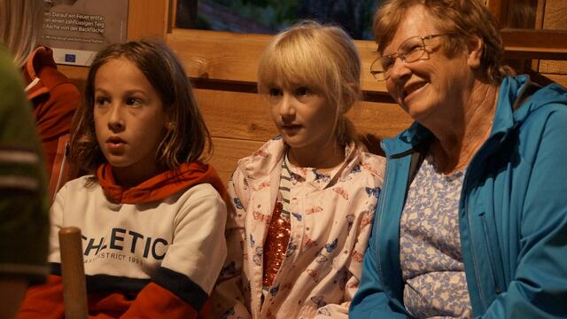 Lukas, Karharina und Agnes Graf trotzten dem Wetter und lauschten den fantastischen Geschichten von Helmut Wittmann.
