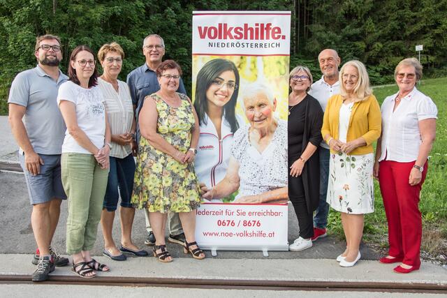 Vorstand und Ehrengäste: Andreas Danner, Bettina Lanzenberger, Maria Höhlmüller, Hannes Eblinger, Rosa Wögerer, Ilse Lenk, Reinhard Windpassinger, Maria Fuchs-Semmelweis und Hilde Glinz | Foto: Volkshilfe